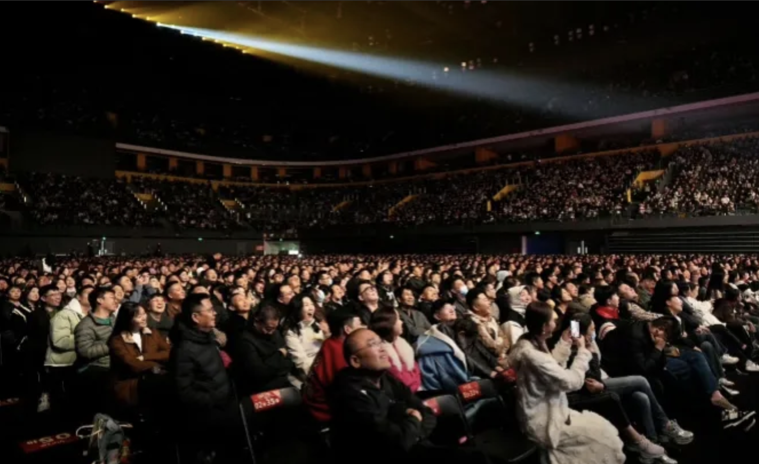 开云网页版登录入口-包含现场氛围：观众席座无虚席，气氛火热沸腾！的词条