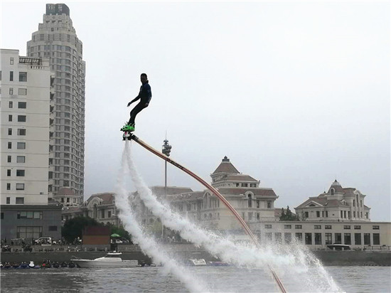 开云APP-包含大型夜光水上摩托表演，灯火辉煌中的极速狂飙的词条