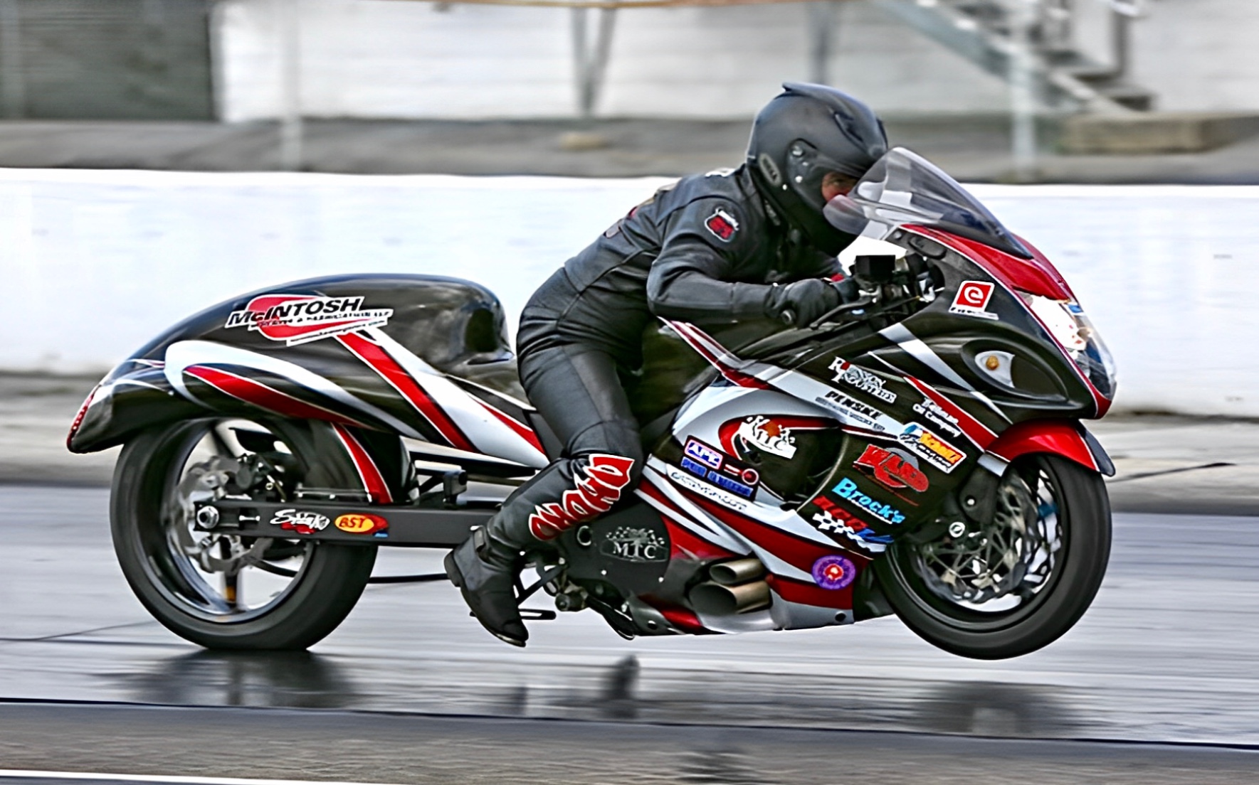 包含大型夜光水上摩托表演，灯火辉煌中的极速狂飙的词条