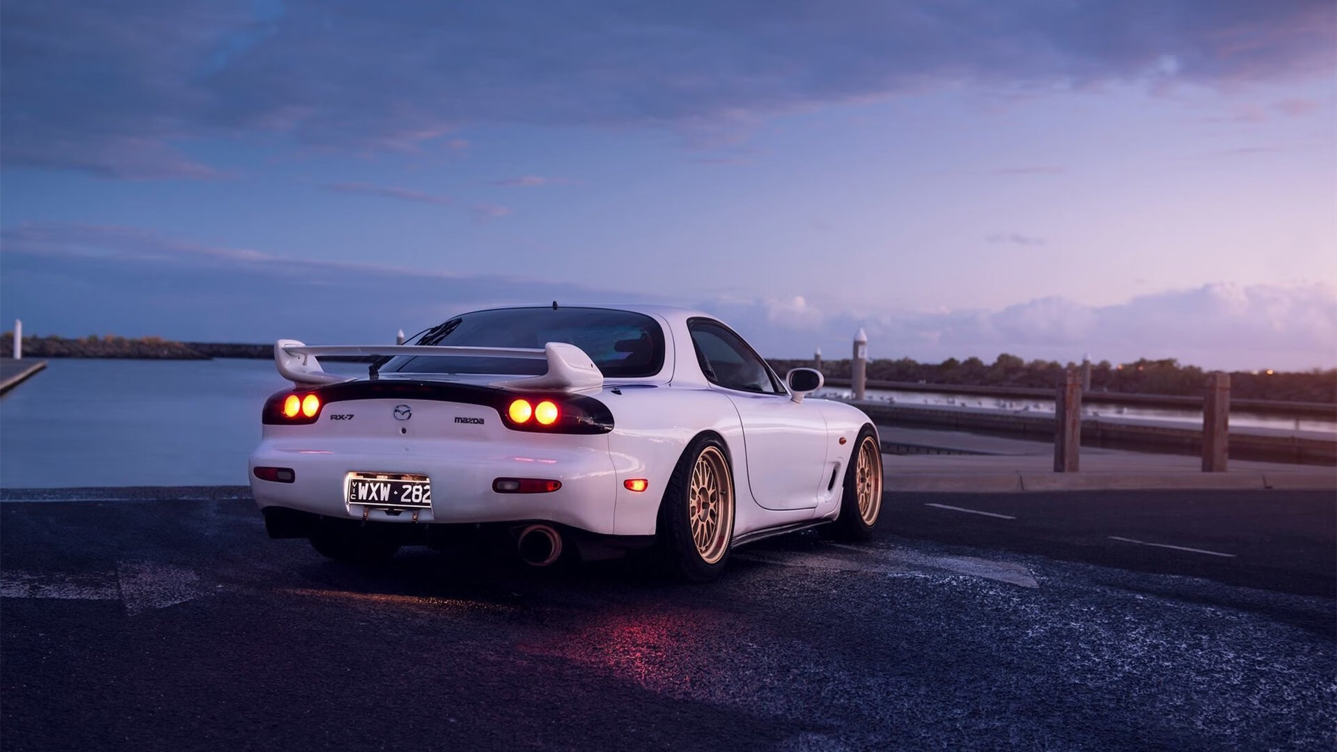 “极速一触即发：超越自我极限的巅峰对决”，极速超越宣传片