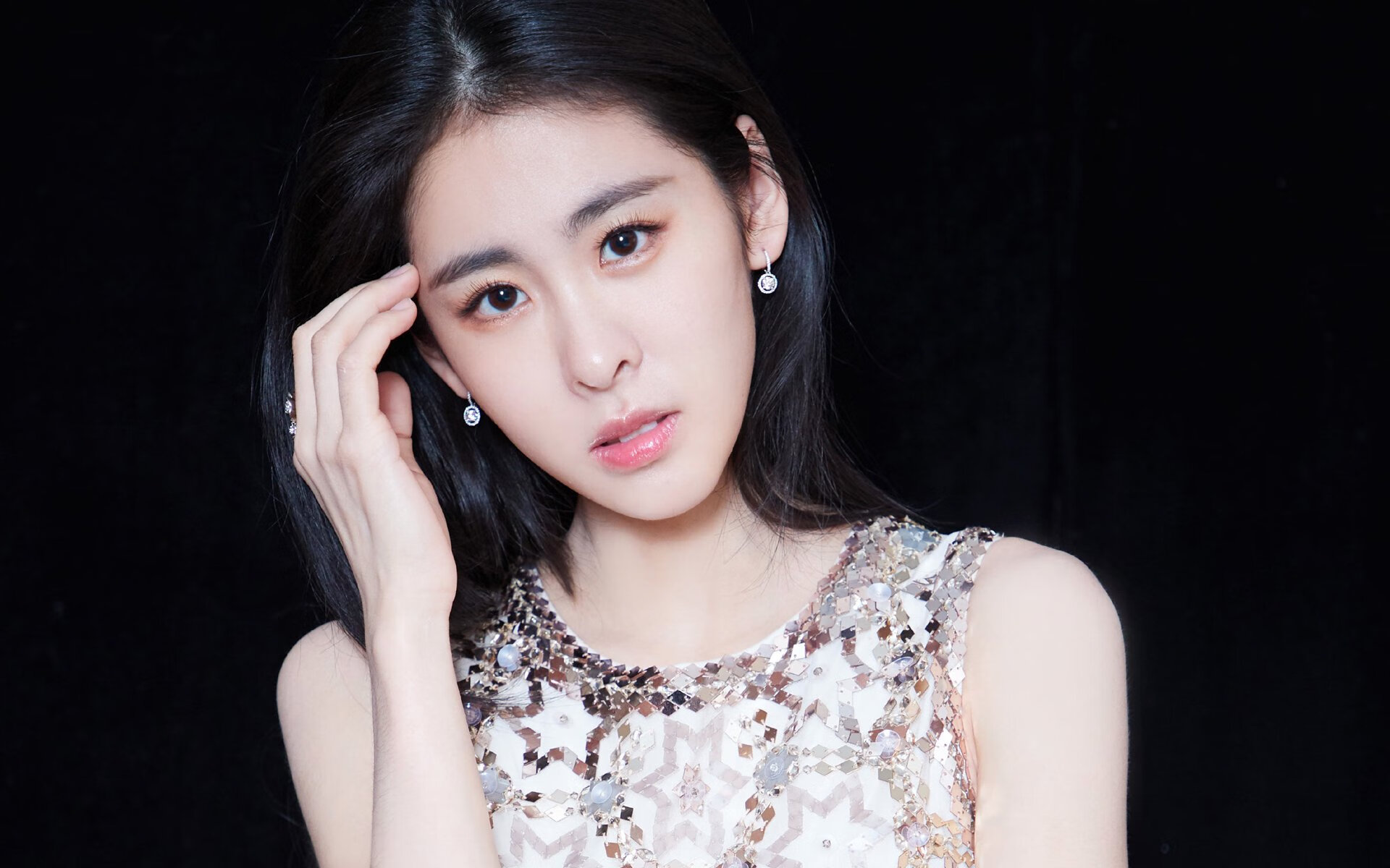 “电动冲浪：东三叉湖赛场迎来水上运动的新时代”