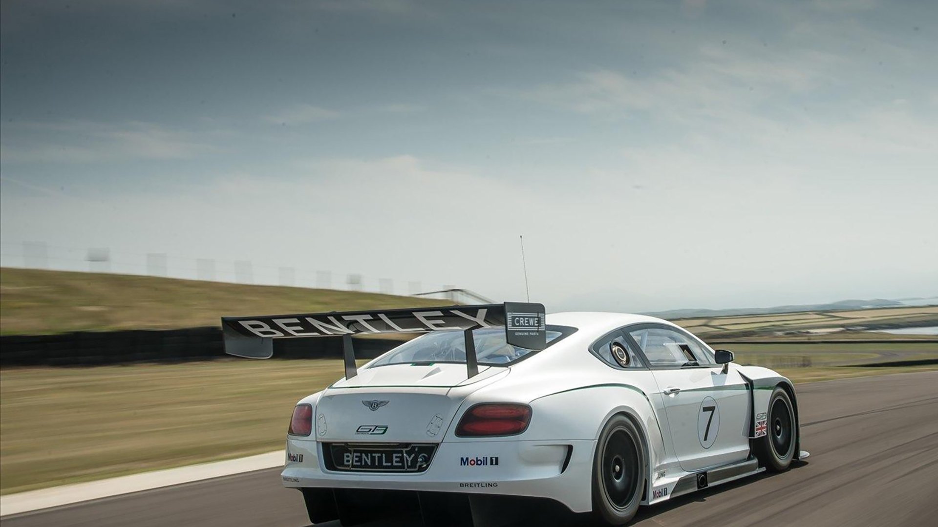 澳大利亚袋鼠队的快速进攻始终保持高效性，澳大利亚袋鼠强壮